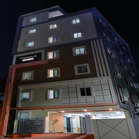 Super Townhouse Nanak Ram Guda Near Waverock Sez Hyderabad Exteriör bild