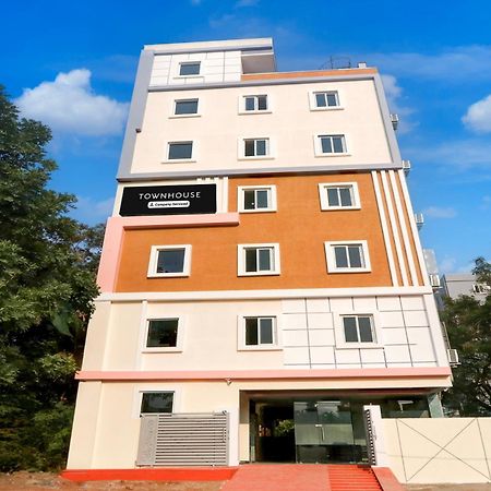 Super Townhouse Nanak Ram Guda Near Waverock Sez Hyderabad Exteriör bild