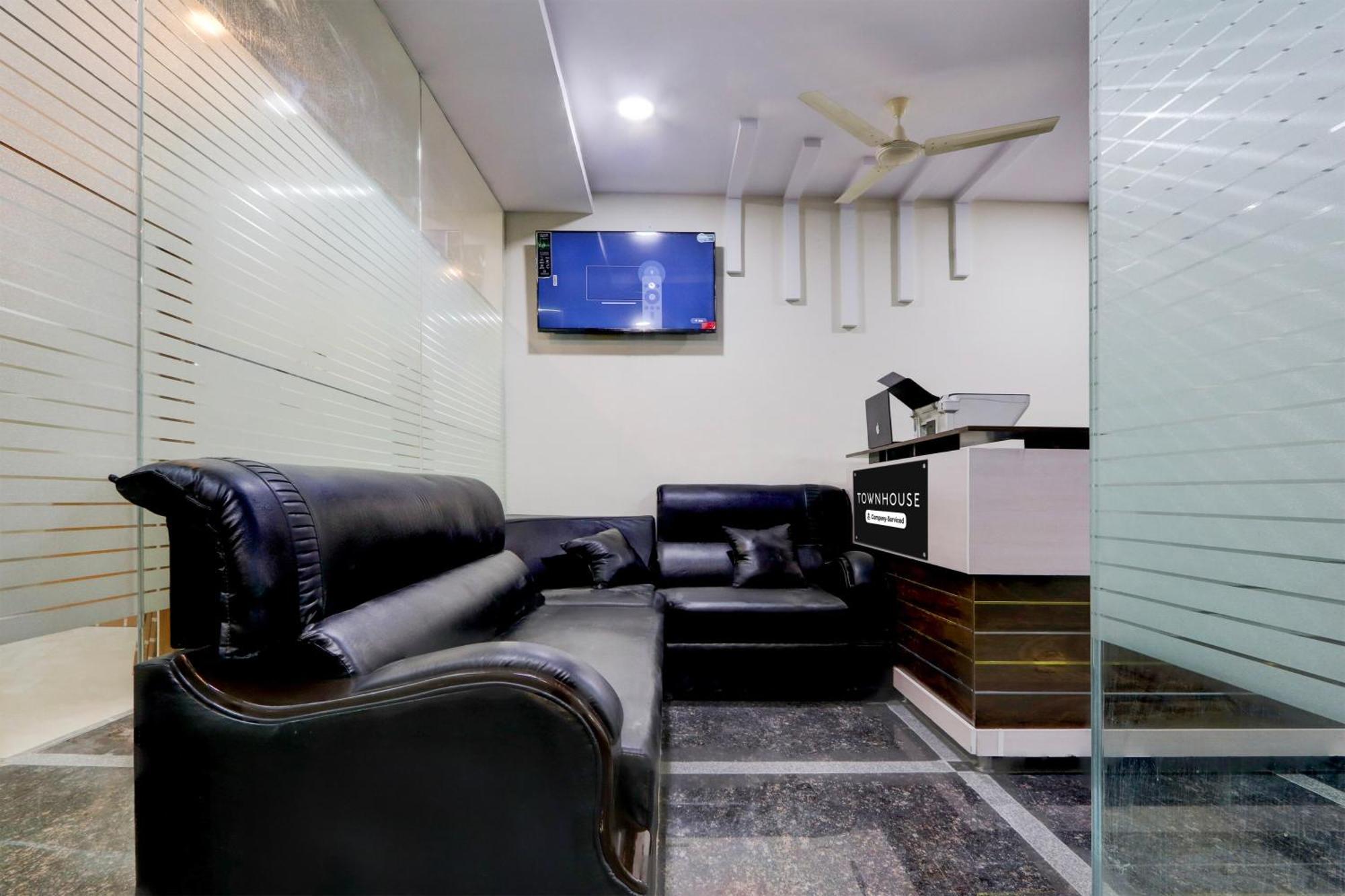 Super Townhouse Nanak Ram Guda Near Waverock Sez Hyderabad Exteriör bild