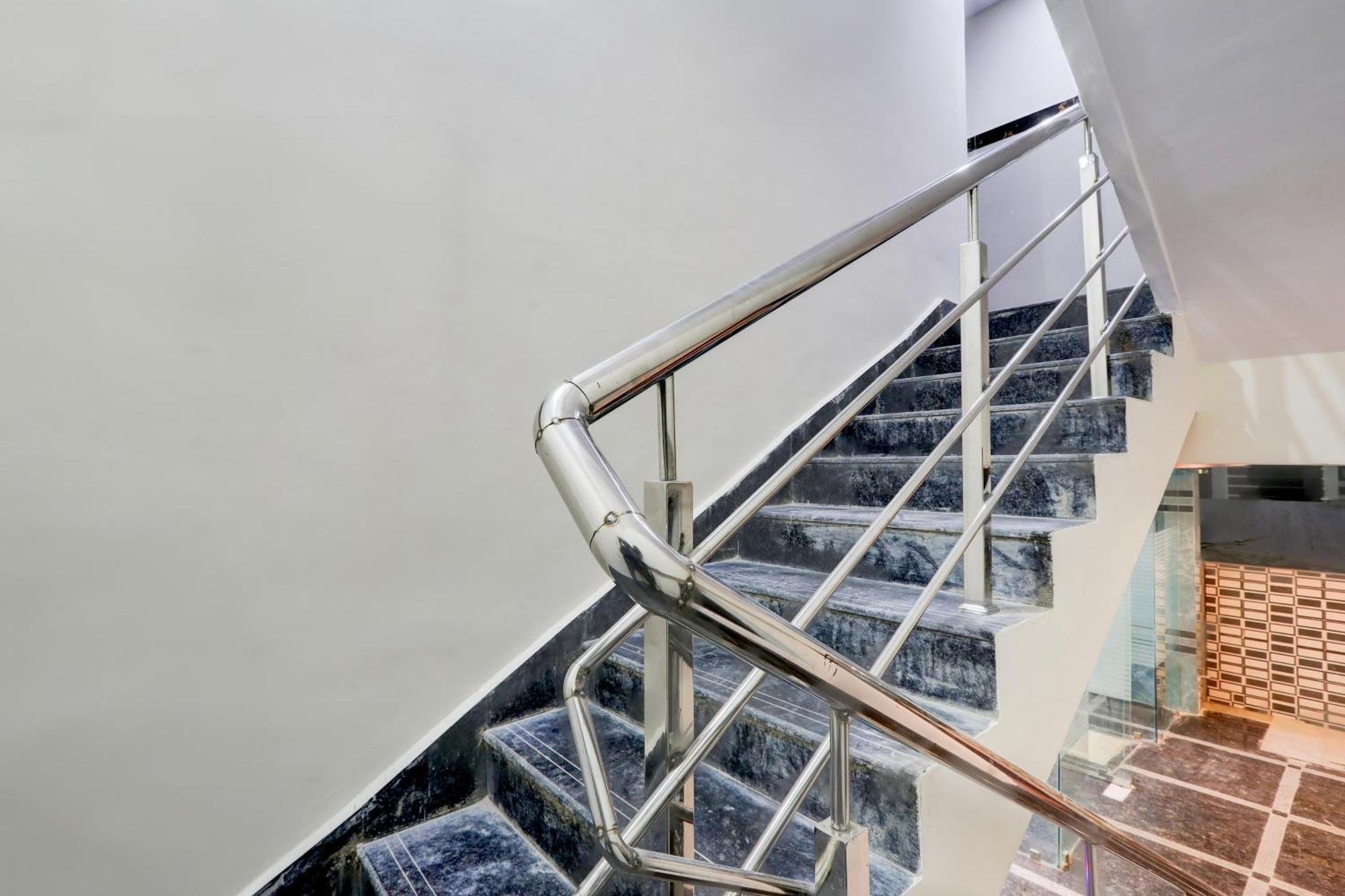 Super Townhouse Nanak Ram Guda Near Waverock Sez Hyderabad Exteriör bild