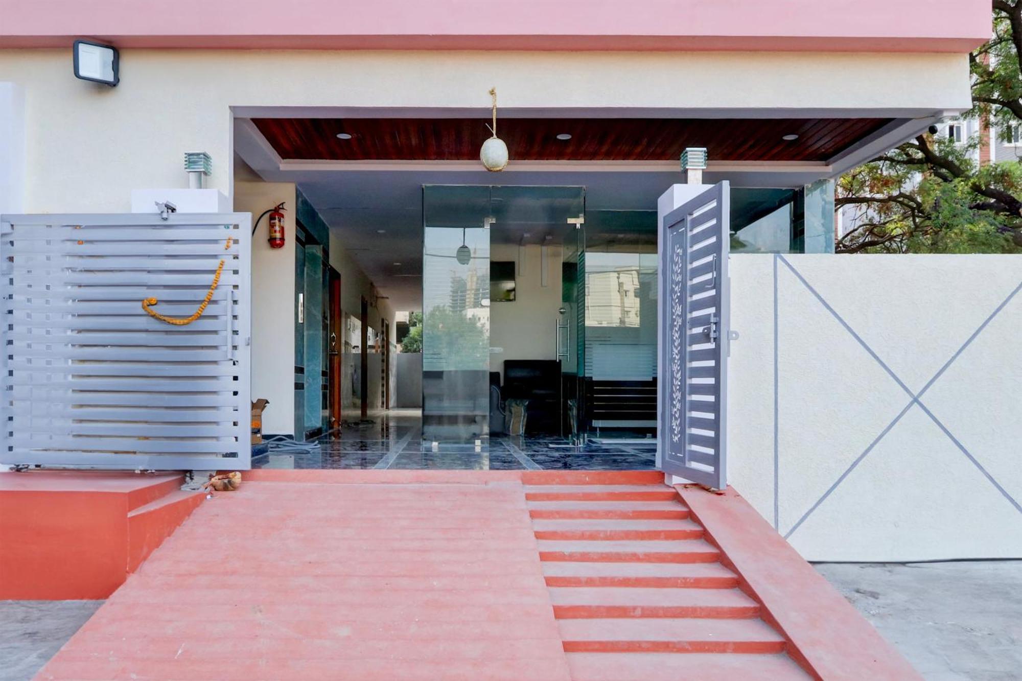 Super Townhouse Nanak Ram Guda Near Waverock Sez Hyderabad Exteriör bild