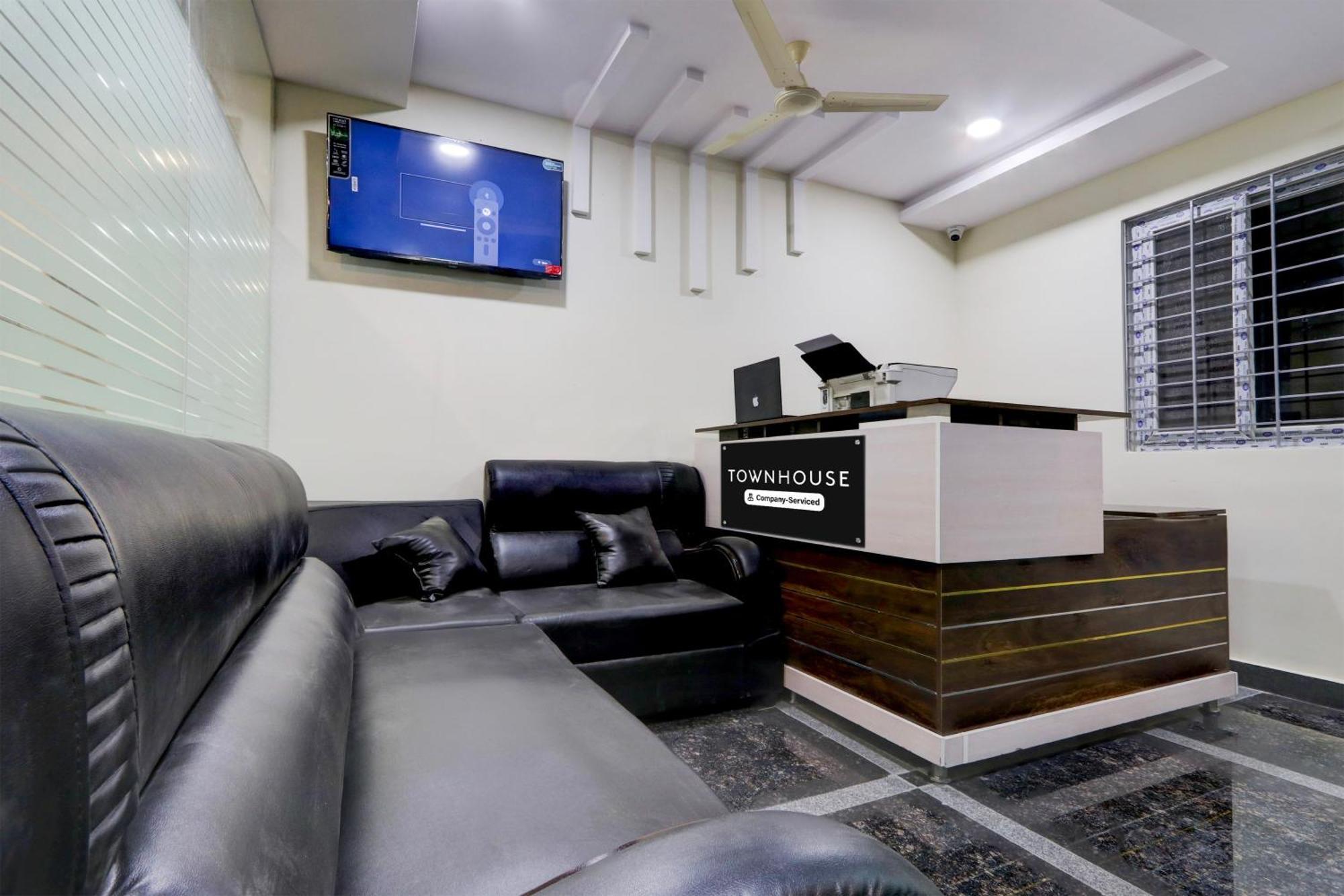 Super Townhouse Nanak Ram Guda Near Waverock Sez Hyderabad Exteriör bild