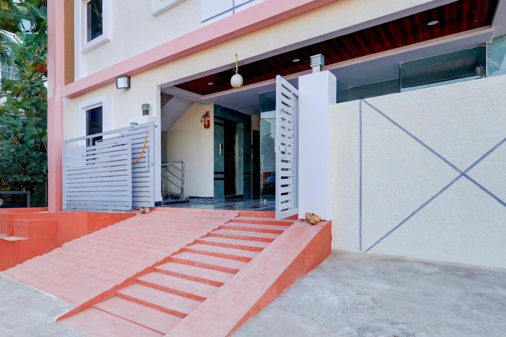 Super Townhouse Nanak Ram Guda Near Waverock Sez Hyderabad Exteriör bild