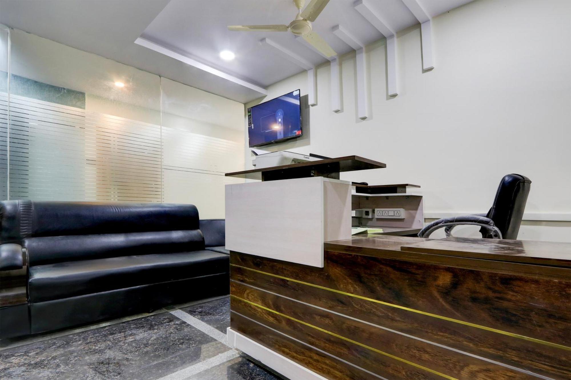 Super Townhouse Nanak Ram Guda Near Waverock Sez Hyderabad Exteriör bild