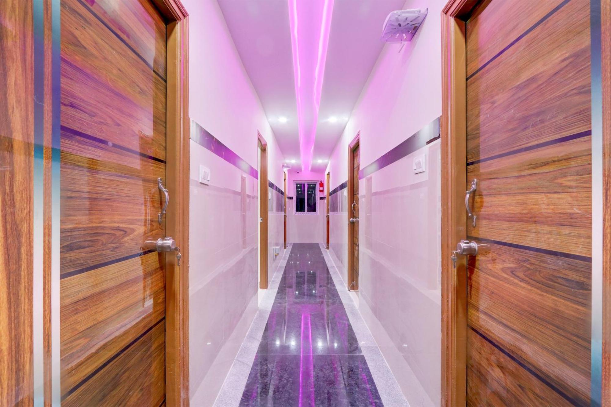 Super Townhouse Nanak Ram Guda Near Waverock Sez Hyderabad Exteriör bild
