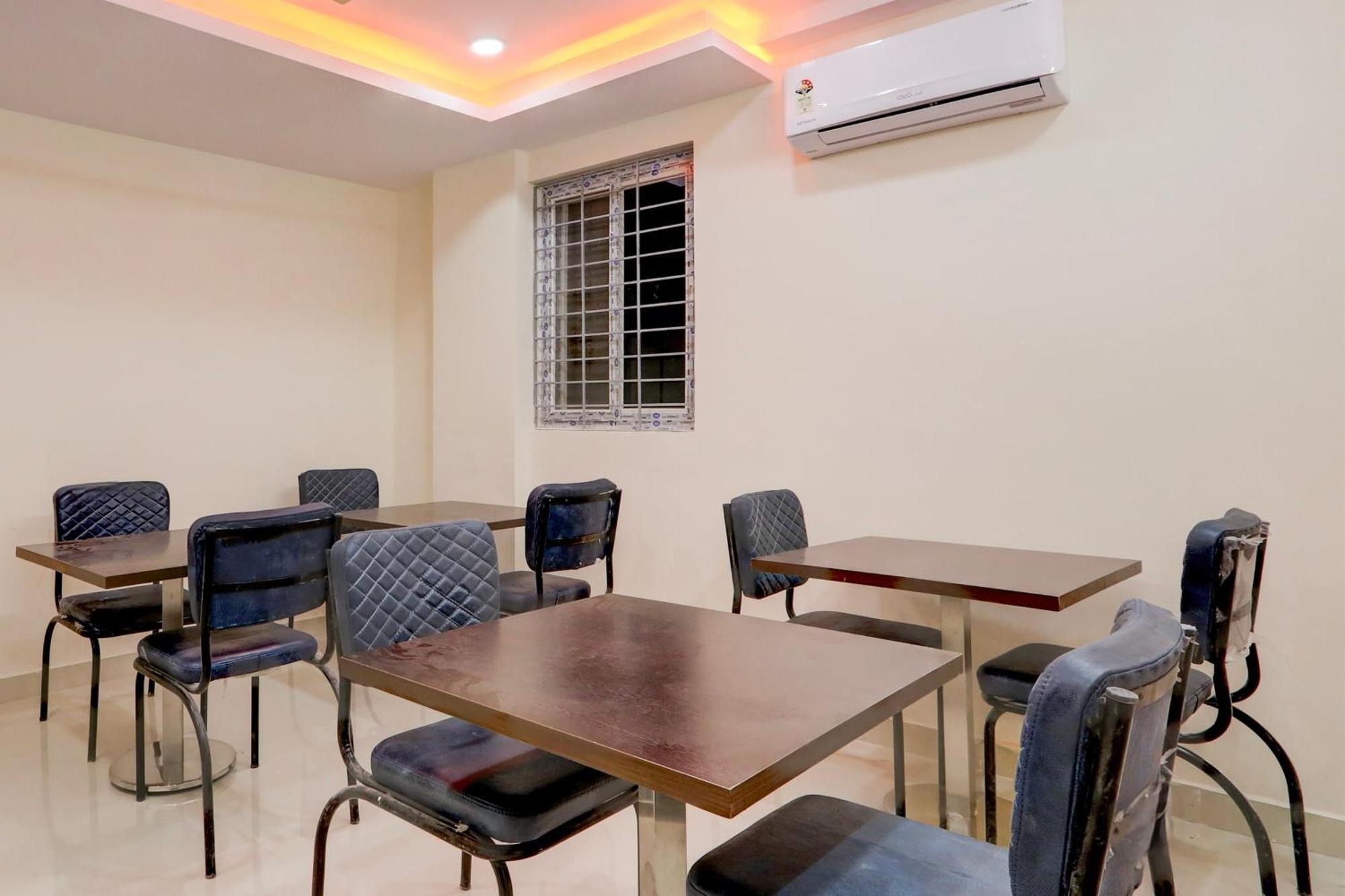 Super Townhouse Nanak Ram Guda Near Waverock Sez Hyderabad Exteriör bild
